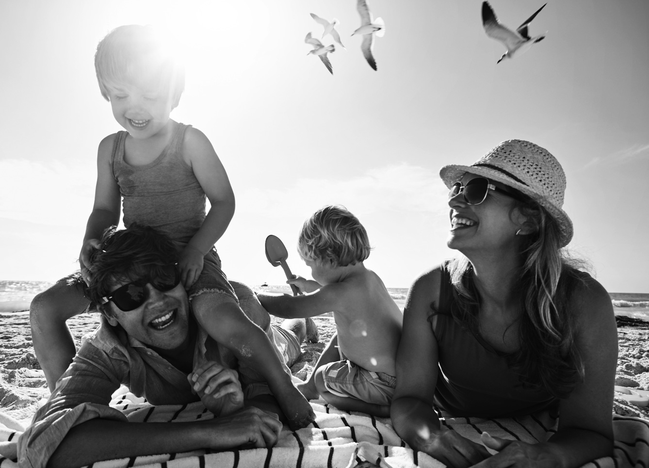 familia-de-vacaciones-en-la-playa-redicam-touring